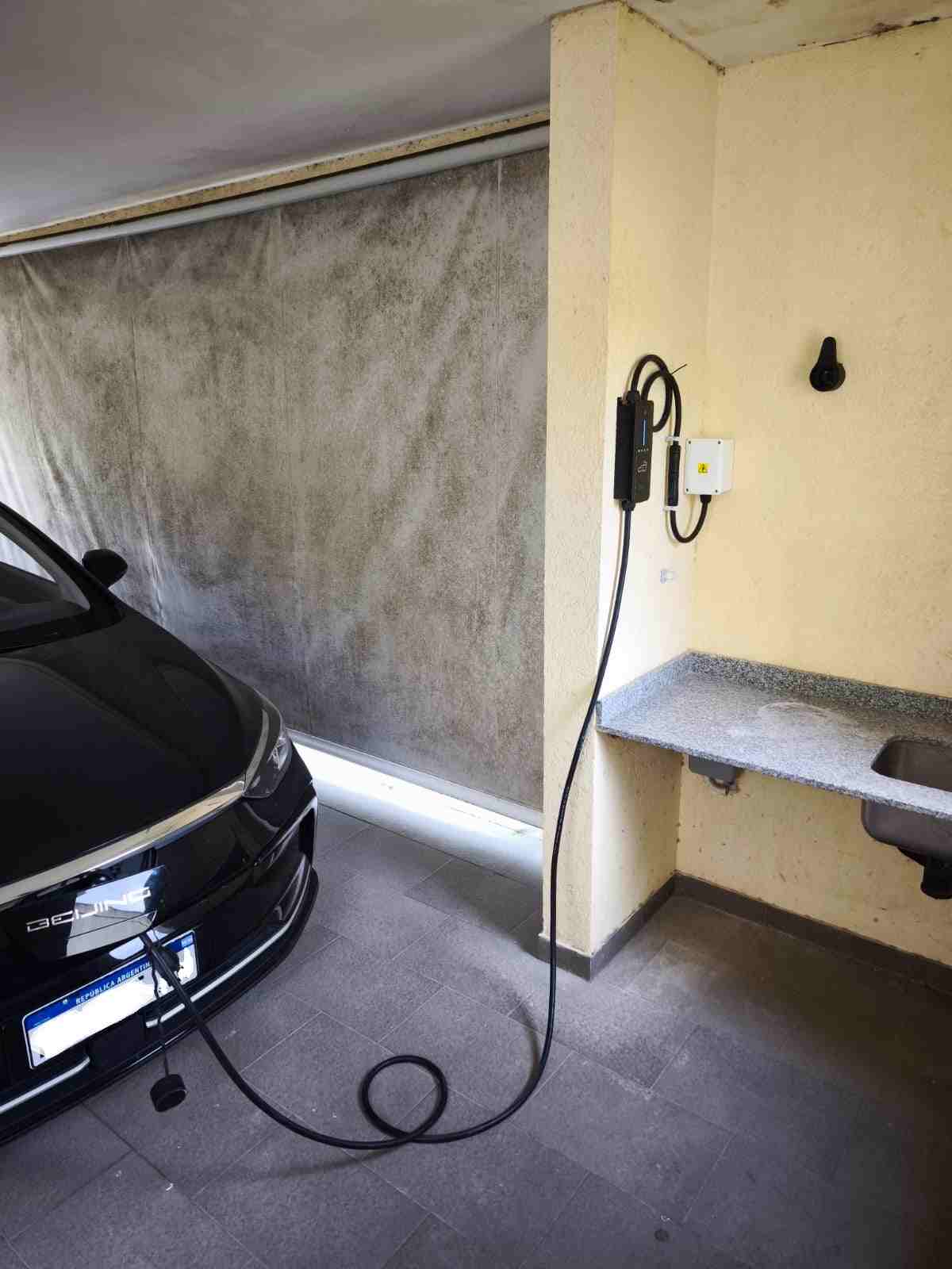 Vehículo eléctrico cargando